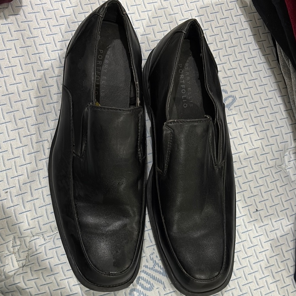 Perry Ellis Black Loafers Sleek Slip-On Design